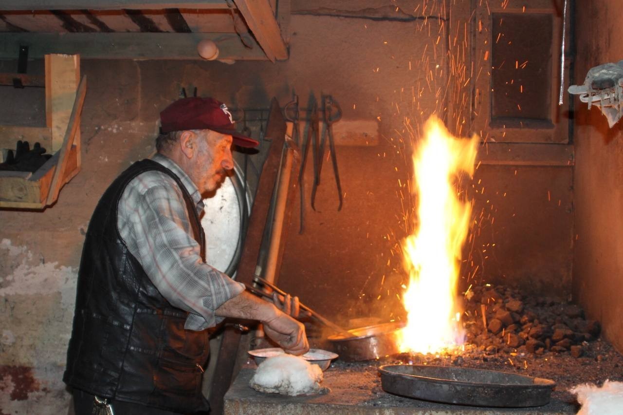 BAYBURT'TA BAKIR, KALAY İŞİYLE UĞRAŞAN 67 YAŞINDAKİ HANEFİ SARIKAYA, 11 YAŞINDA ÇIRAK OLARAK BAŞLADIĞI BAKIRCILIK MESLEĞİNİ 56 YILDIR SÜRDÜRÜYOR