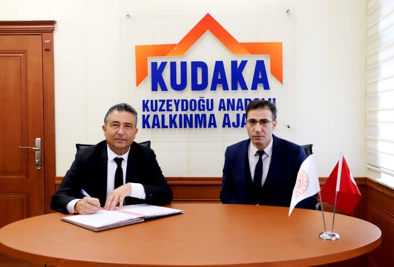 BAYBURT MİLLİ EĞİTİM MÜDÜRLÜĞÜ TARAFINDAN YÜRÜTÜLEN VE KUZEYDOĞU ANADOLU KALKINMA AJANSINA SUNULAN 75 BİN LİRALIK BÜTÇELİ "BAYBURT ÖĞRETMEN AKADEMİSİ PROJE YAZMA EĞİTİMLERİ" PROJESİ İÇİN İMZA TÖRENİ DÜZENLENDİ