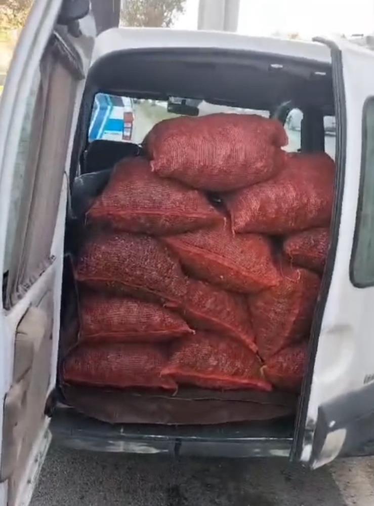 SAMSUN'DA BİR KAMYONETTE ARAMA YAPAN POLİS, YASA DIŞI YOLLARLA AVLANAN 20 ÇUVAL KARA KILLI MİDYE ELE GEÇİRDİ. S.D.'YE "YASAK SU ÜRÜNLERİ NAKLİ" KAPSAMINDA 16 BİN 561 TL İDARİ PARA CEZASI UYGULANDI