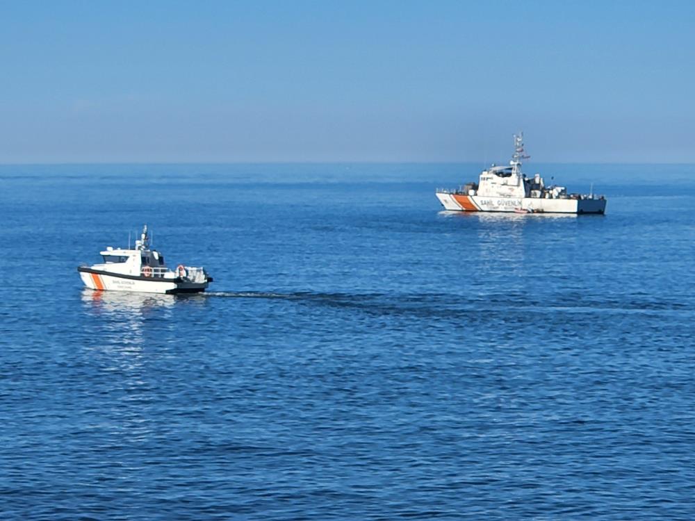 RİZE'NİN ARDEŞEN İLÇESİNDE 27 KASIM GÜNÜ SAHİLDE DALGALARIN GETİRDİĞİ ODUNLARI TOPLAMAK İSTEDİĞİ SIRADA DALGALAR ARASINDA KAYBOLAN KADINI ARAMA ÇALIŞMALARI 6. GÜNÜNDE DE DEVAM EDİYOR