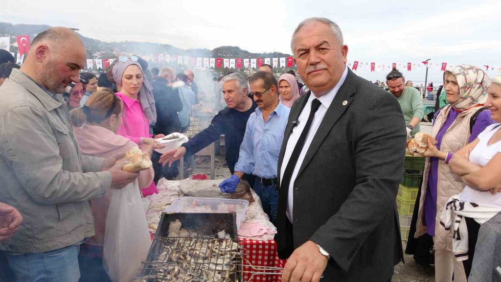 ORDU'NUN SAKİN ŞEHİR ÜNVANINA SAHİP PERŞEMBE İLÇESİNDE BİNLERCE VATANDAŞ HAMSİ FESTİVALİNDE BULUŞTU