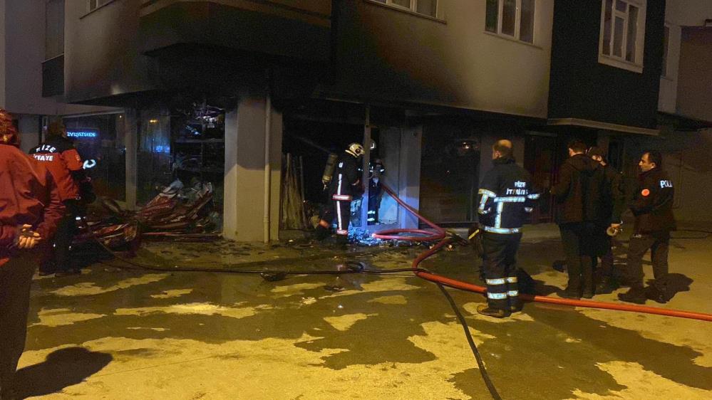 RİZE'DE BİR İŞ YERİNİN DEPOSUNDA ÇIKAN YANGIN İTFAİYE EKİPLERİ TARAFINDAN SÖNDÜRÜLDÜ. DEPODA MADDİ HASAR MEYDANA GELDİ