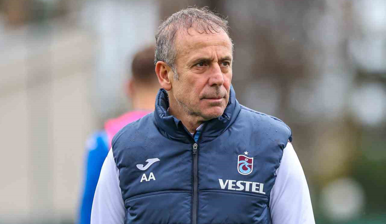 TRABZONSPOR TEKNİK DİREKTÖRÜ ABDULLAH AVCI : KÜTÜPHANEM ESKİ FUTBOL EFSANELERİNİN KİTAPLARIYLA DOLUDUR. YANİ BENİM DİNLENMEM BİLE FUTBOLDUR" DEDİ