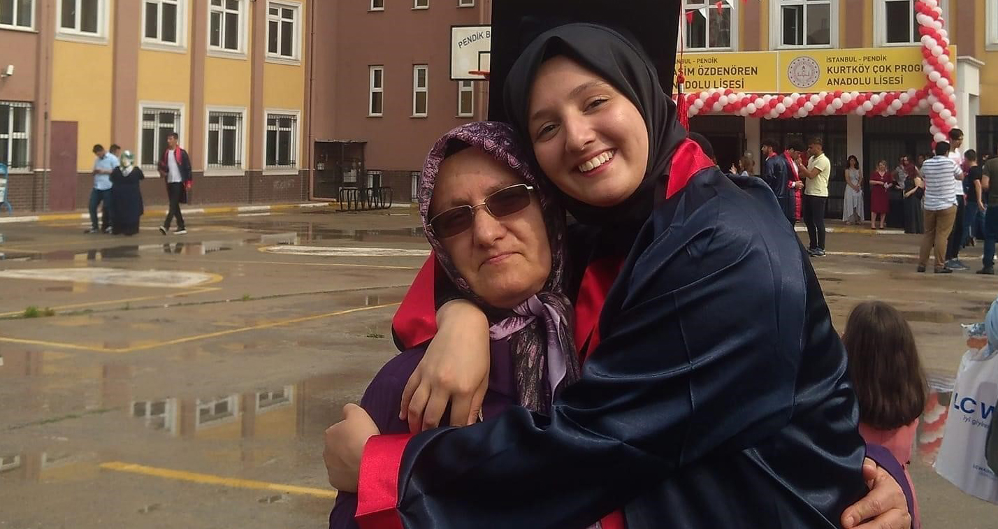 TRABZON'UN ŞALPAZARI İLÇESİNDE PERİHAN DİKBAŞ EVİNİN ÖNÜNDE KAFASINDAN SİLAHLA VURULMUŞ HALDE BULUNDU