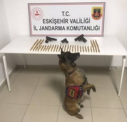 ESKİŞEHİR’DE, RİZE’DEN KAÇAK YOLLARDAN TEMİN ETTİĞİ SİLAH VE MERMİLERİ GETİREREK SATACAĞI TESPİT EDİLEN ŞAHSA YÖNELİK GERÇEKLEŞTİRİLEN OPERASYONDA 3 TABANCA İLE 200 ADET MERMİ ELE GEÇİRİLDİ