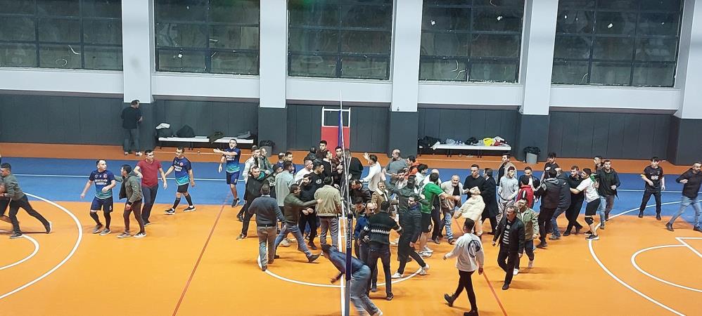 KASTAMONU'NUN ÇATALZEYTİN İLÇESİNDE DÜZENLENEN KAMU KURUMLARI ARASINDA DÜZENLENEN VOLEYBOL TURNUVASINDA PAYLAŞILAMAYAN SAYI SEBEPLE ÇIKAN KAVGADA İKİ GRUP BİRBİRİNE GİRDİ