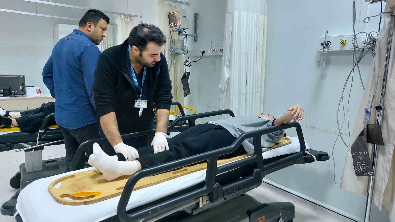 SAMSUN'DA YOLUN KARŞISINA GEÇMEYE ÇALIŞAN ANNE İLE KIZI, OTOMOBİLİN ÇARPMASI SONUCU HASTANELİK OLDU