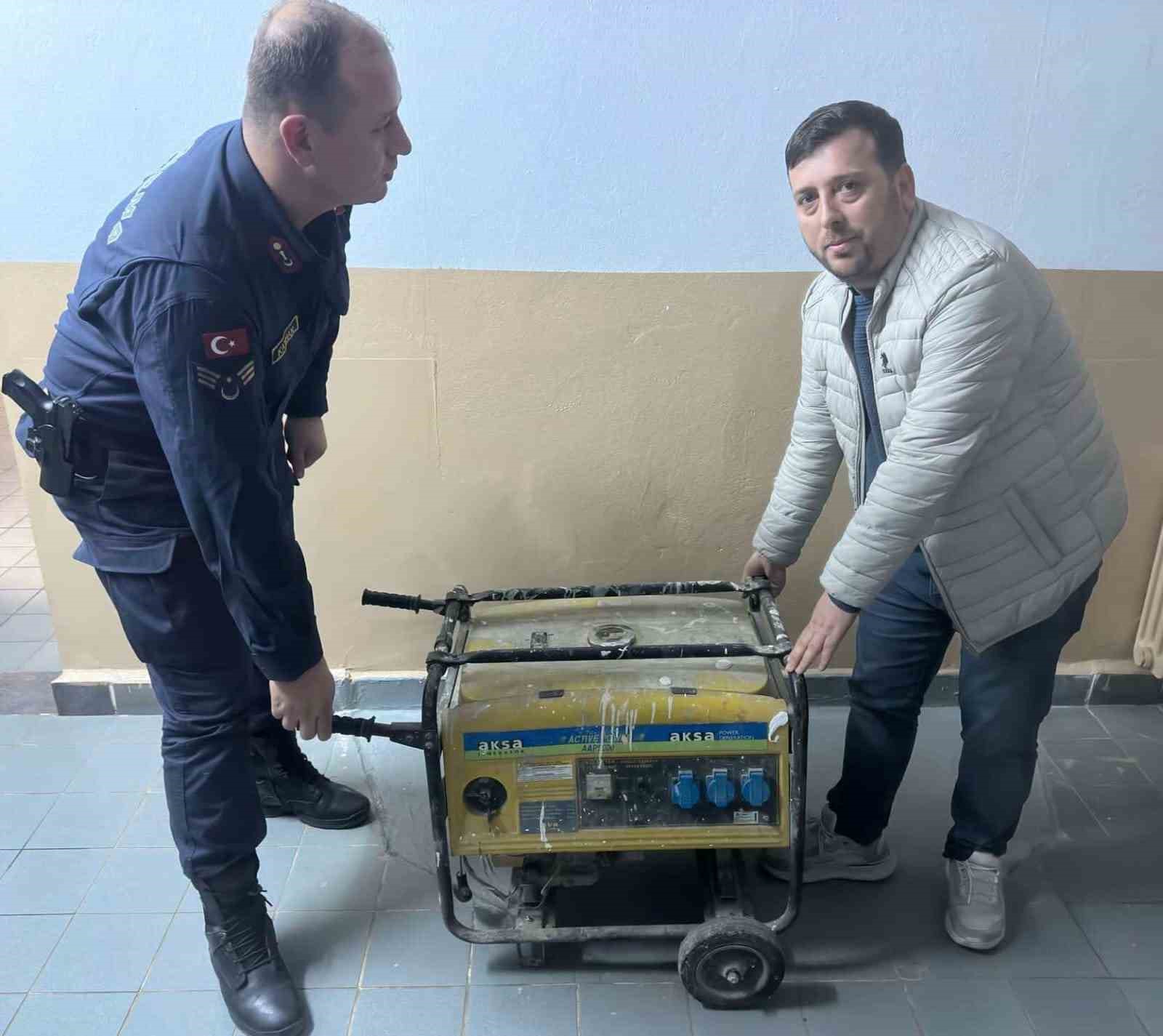 SAMSUN'DA 3 EV VE 2 İŞYERİNDEN HIRSIZLIK YAPAN 2 KİŞİ, JANDARMANIN TAKİBİ SONUCU ÇALINTI MALLARLA YAKALANDI