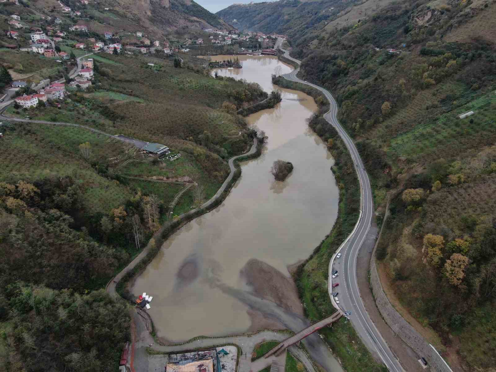 SON YILLARDA DOĞU KARADENİZ BÖLGESİ'NİN ÖNEMLİ TURİZM MERKEZLERİNDEN BİRİ OLMASI İÇİN YOĞUN UĞRAŞLAR VERİLEN TRABZON'UN AKÇAABAT İLÇESİNDEKİ SERA GÖLÜ, UZUNGÖL GİBİ GİDEREK SIĞ BİR GÖL HALİNE GELİYOR