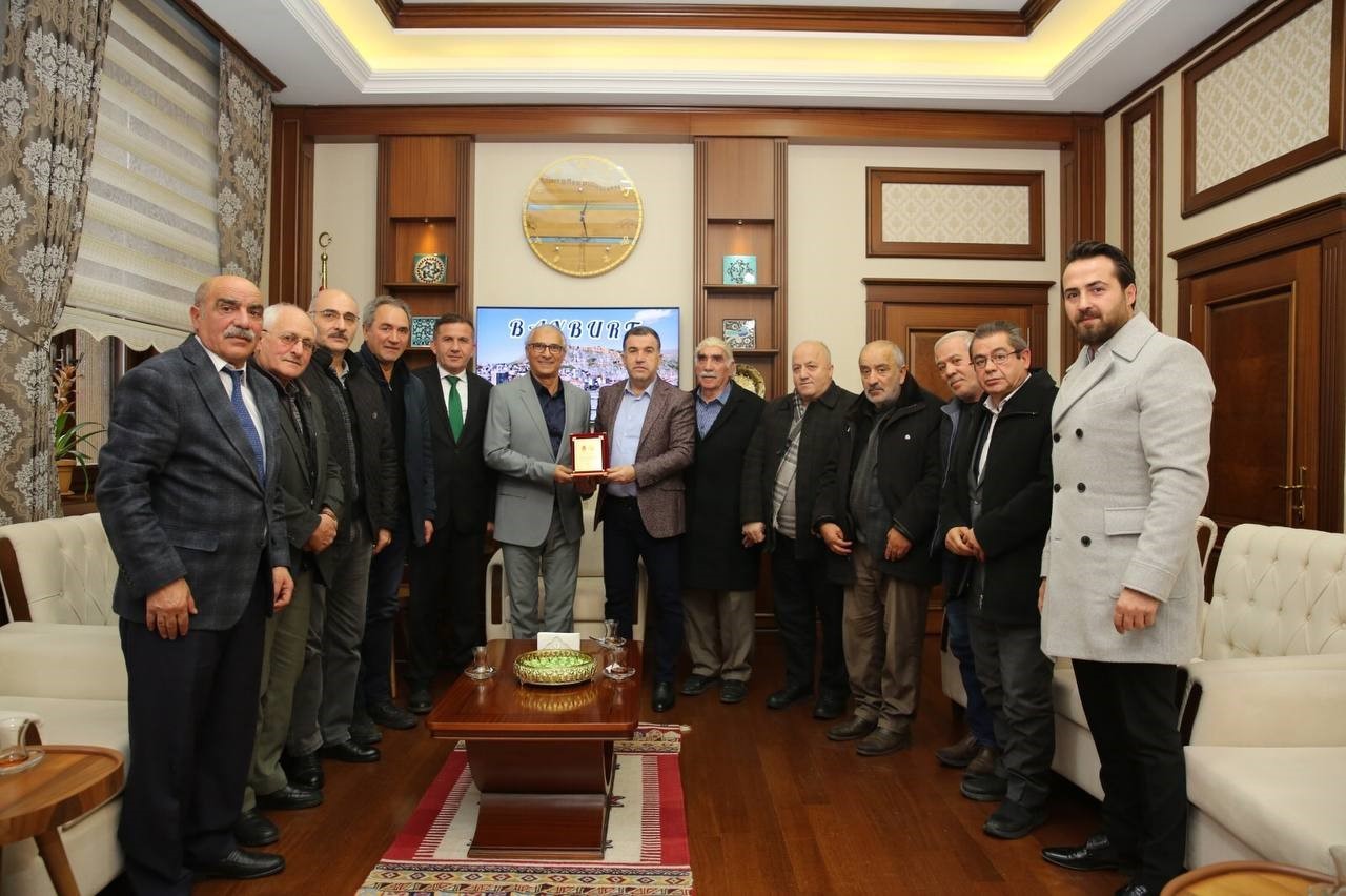 BAYBURT GEZ KÖYÜNDE AİLESİ ADINA 2 HEKTAR ALAN ÜZERİNE 2 BİN ADET FİDAN DİKEREK HATIRA ORMANI OLUŞTURAN ŞEMSİ ANTİKA'YA TEŞEKKÜR PLAKETİ VERİLDİ