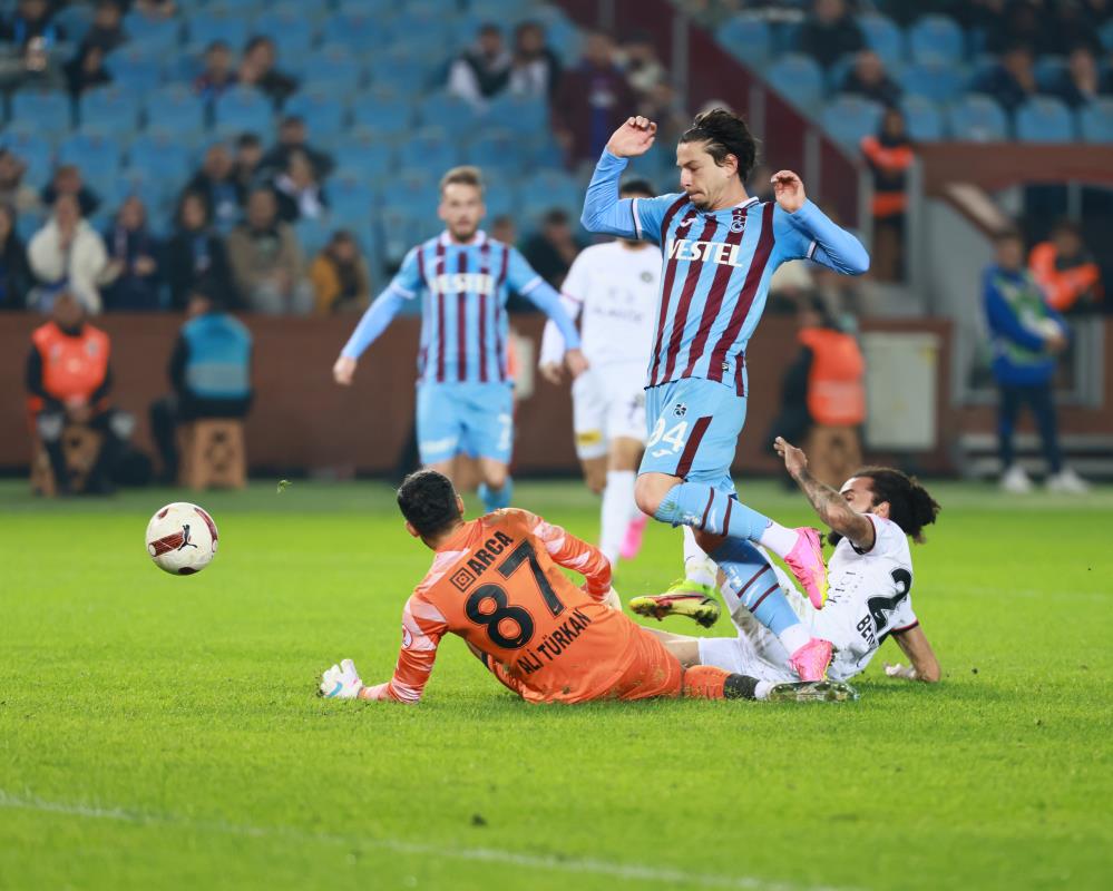 ZİRAAT TÜRKİYE KUPASI 4. TUR MAÇINDA TRABZONSPOR SAHASINDA AHLATCI ÇORUM FK'YI 3-1 MAĞLUP EDEREK ADINI BİR ÜST TURA YAZDIRDI
