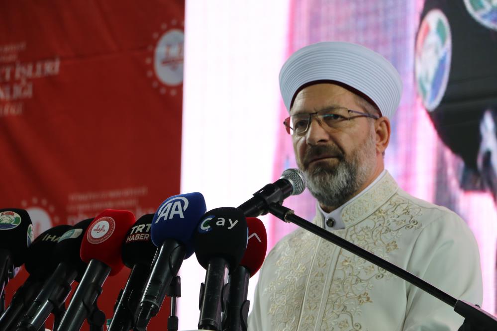 DİYANET İŞLERİ BAŞKANI ALİ ERBAŞ, RİZE MÜFTÜLÜĞÜNE BAĞLI KUR'AN KURSLARINDA HAFIZLIK EĞİTİMİNİ TAMAMLAYAN 653 ÖĞRENCİ İÇİN YENİŞEHİR SPOR SALONU'NDA DÜZENLENEN İCAZET TÖRENİNE KATILDI. ÇAYTV CANLI YAYINLADI
