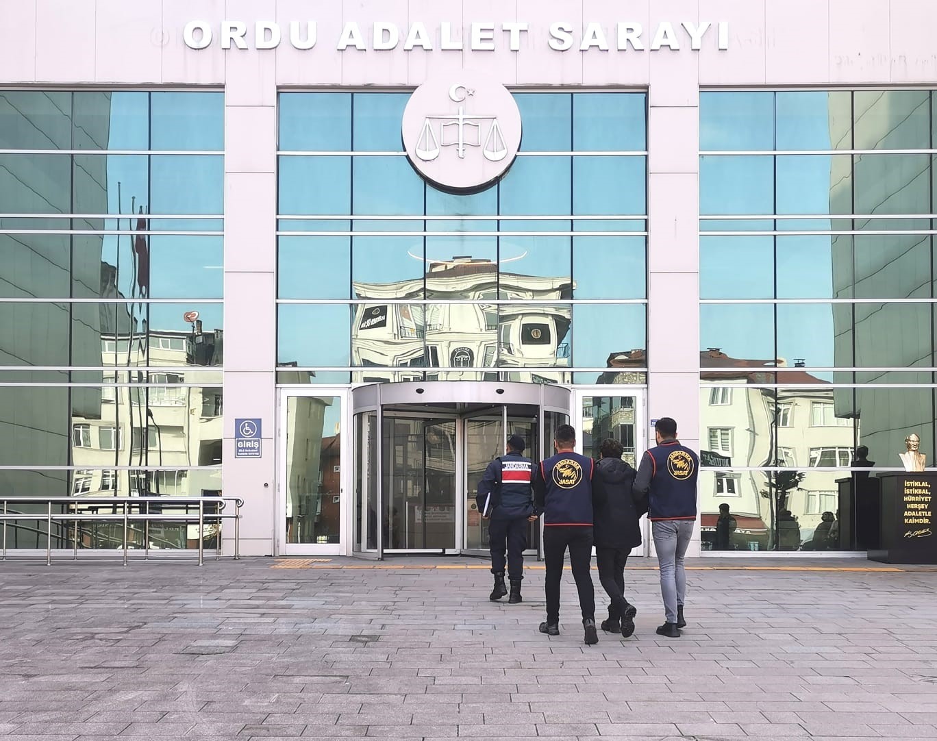 ORDU'DA, CAMİLERDEN HIRSIZLIK YAPTIĞI BELİRLENEN BİR ŞÜPHELİ JANDARMA EKİPLERİ TARAFINDAN YAKALANDI