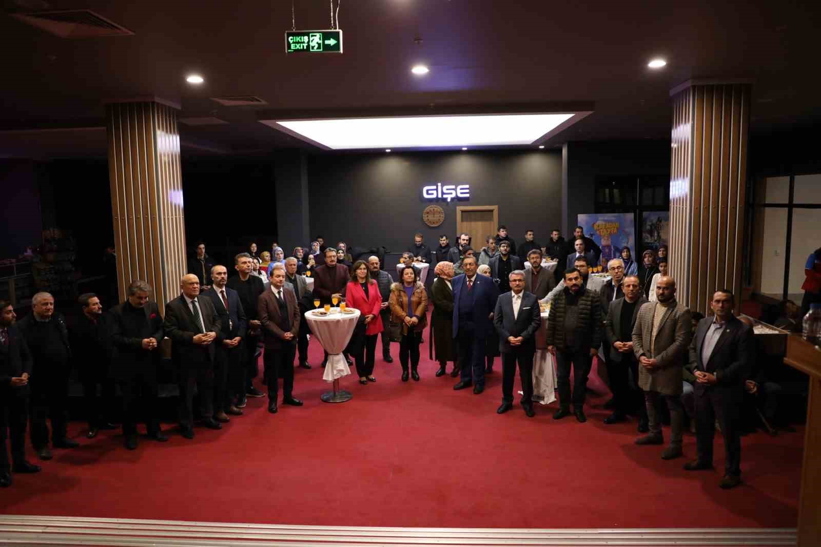 EĞİTİMCİ, MÜZİSYEN, YÖNETMEN VE YAPIMCI HÜSAMETTİN ELÇİ'NİN SENARYOSUNU YAZIP YÖNETMENLİĞİNİ ÜSTLENDİĞİ; DÜNYANIN İLK DİYALOGSUZ AŞK FİLMİ OLAN "BİRKAÇ MISRAYMIŞ MEĞER" FİLMİNİN GALASI BAYBURT'TA GERÇEKLE