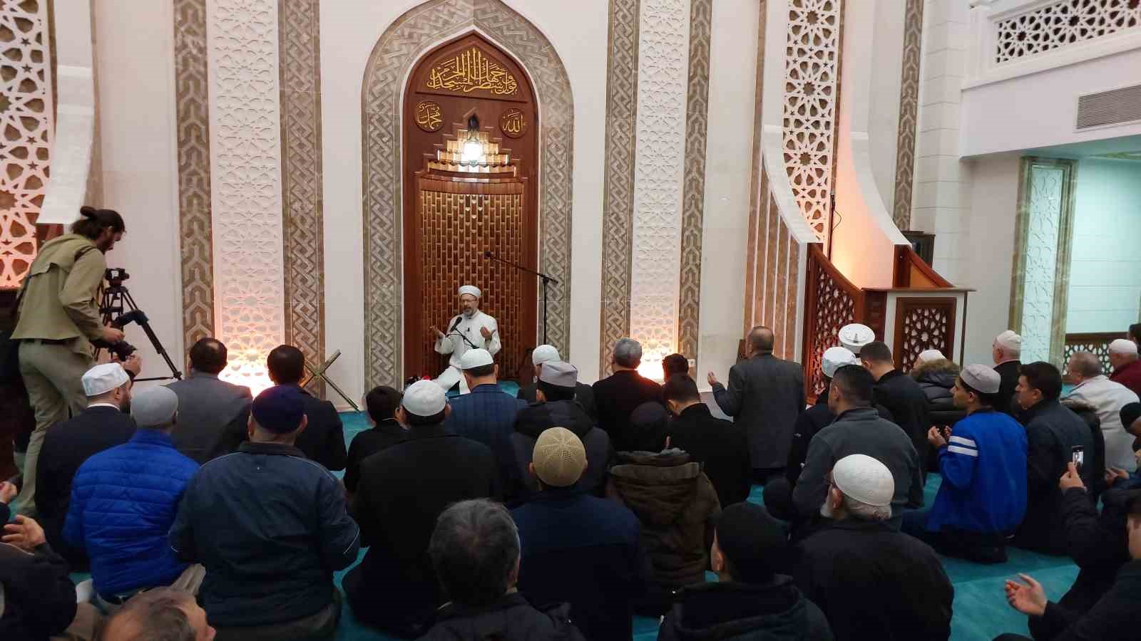 DİYANET İŞLERİ BAŞKANI ALİ ERBAŞ, RİZE'DE SABAH NAMAZINDA VATANDAŞLARLA BİR ARAYA GELEREK ZULME MARUZ KALAN MÜSLÜMANLAR İÇİN DUA ETTİ