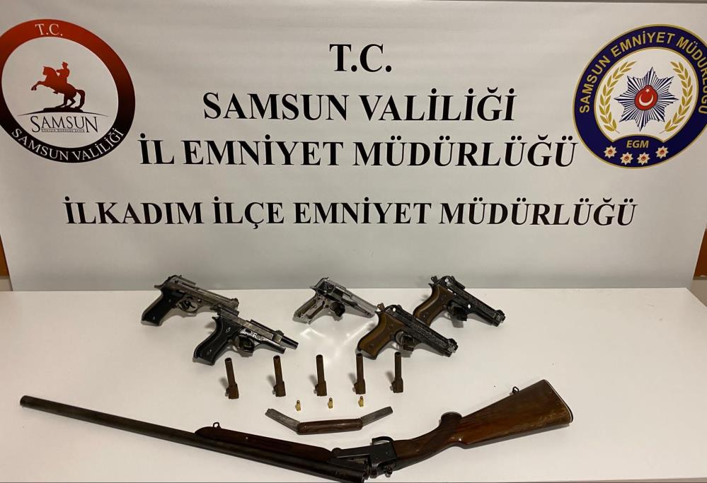 SAMSUN'DA POLİS TARAFINDAN GÖZALTINA ALINAN BİR İLE BİRLİKTE SİLAH VE SİLAH PARÇALARI ELE GEÇİRİLDİ. OLAYLA İLGİLİ BİR KİŞİ GÖZALTINA ALINDI