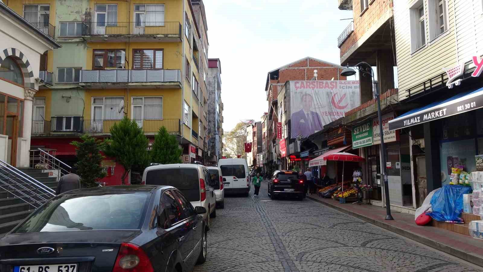 TRABZON'UN ÇARŞIBAŞI İLÇESİNDE BALIK FABRİKALARI NEDENİYLE YILLARDIR BALIK AV MEVSİMİ BOYUNCA İLÇEYİ KAPLAYAN HAMSİ KOKUSUNA BİR ÇÖZÜM BULUNAMAMASI HALKIN TEPKİSİNİ ÇEKİYOR