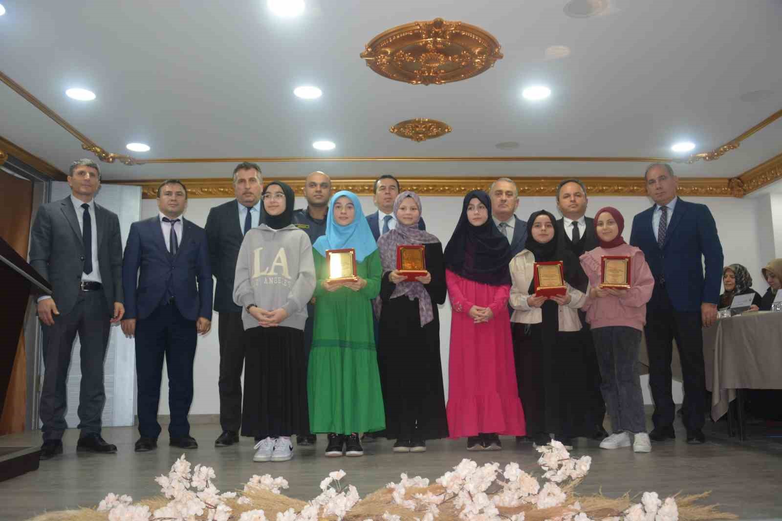 ORDU'NUN ÜNYE İLÇESİNDE, ORTAOKULLAR ARASI GENÇ NİDA (KIZ) KUR'AN-I KERİM'İ GÜZEL OKUMA VE HAFIZLIK YARIŞMASI DÜZENLENDİ. HAFIZLIK KATEGORİSİNDE RUKİYE ZÜMRA BACACI , KUR'AN'I GÜZEL OKUMADA BEYZANUR