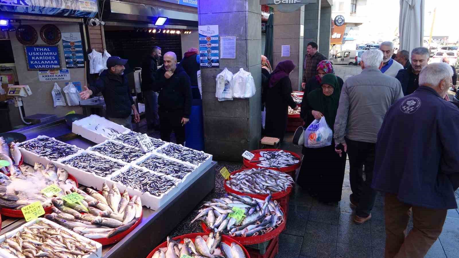 VATANDAŞ HAMSİYE DOYDU. YAKLAŞIK 1 AYDAN BERİ TEZGÂHLARDA HAMSİ FİYATLARI HEMEN HEMEN AYNI SEVİYELERDE SEYREDERKEN, TRABZON BALIK HALİ'NDE KİLOSU 25-35 TL ARASINDA DEĞİŞİYOR