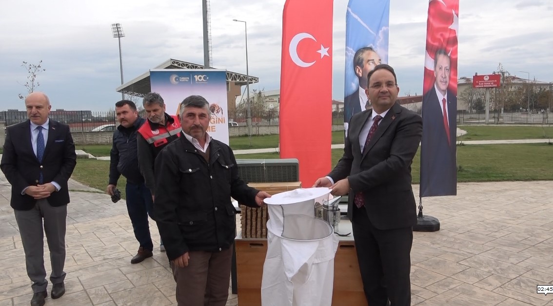 SAMSUN'UN BAFRA İLÇESİNDE, TARIM VE ORMAN BAKANLIĞI KAYNAKLI İL VE İLÇE TARIM VE ORMAN MÜDÜRLÜKLERİ TARAFINDAN 15 ARI YETİŞTİRİCİSİNE 150 ADET ARILI KOVAN VE ARICILIK MALZEMELERİ DAĞITILDI