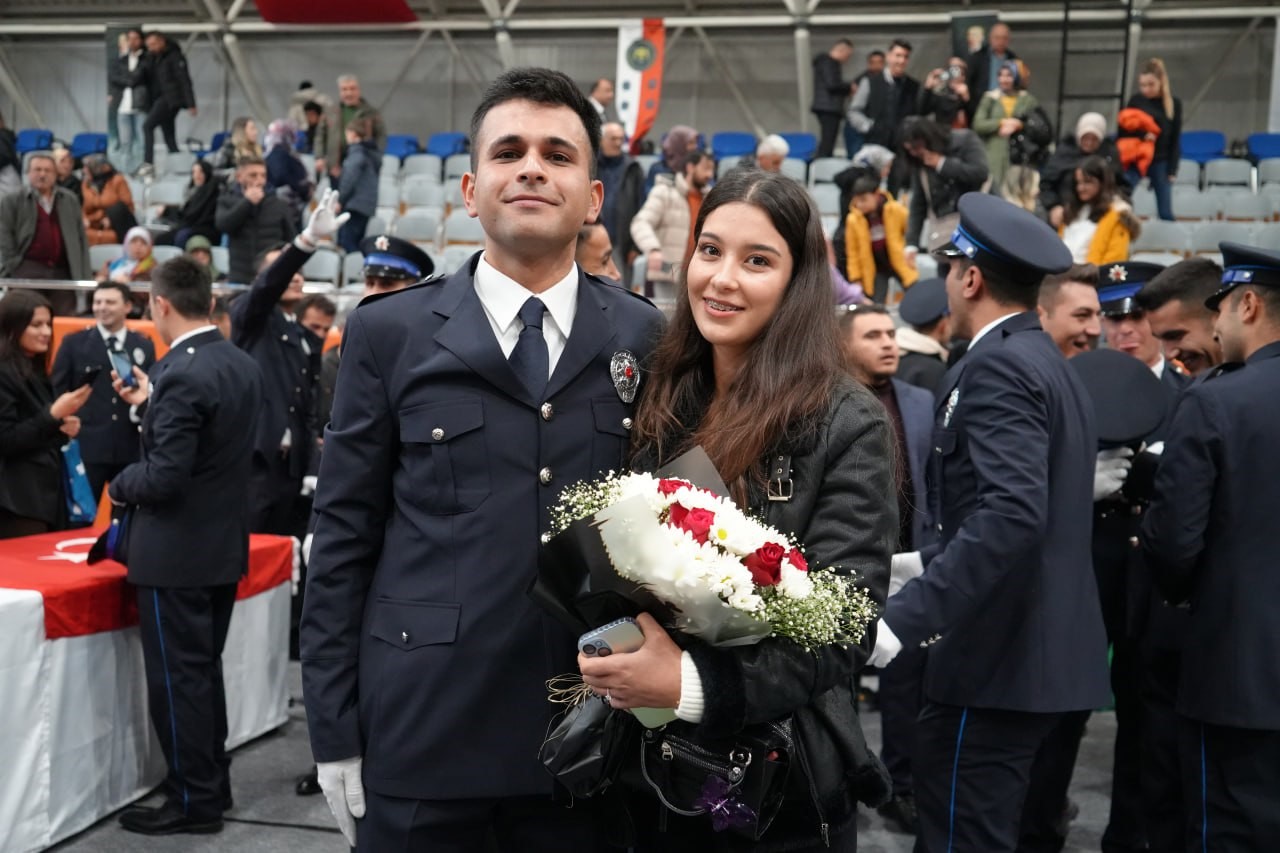BAYBURT'TA MEZUN OLAN 461 POLİS MESLEK EĞİTİM MERKEZİ ÖĞRENCİSİ, MESLEK YEMİNLERİNİ EDİP, KEP ATTI. KEPLERİN ATILMASININ ARDINDAN BAZI POLİS ADAYLARI İSE KIZ ARKADAŞLARINA EVLİLİK TEKLİF EDEREK, ÇİFTE MUTLULUK YAŞADILAR