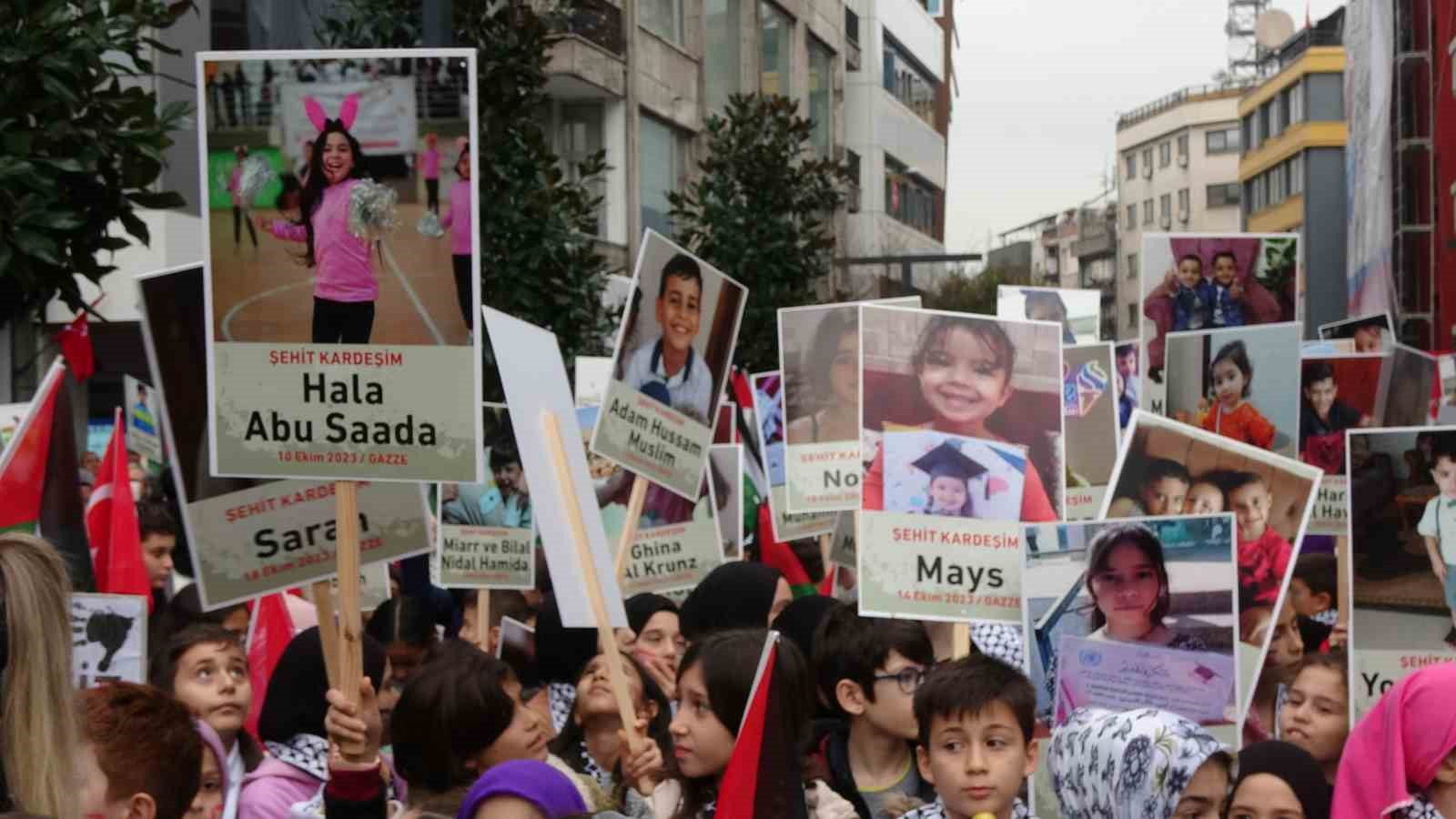 TRABZON'DA ÇOCUKLAR İSRAİL'İN GAZZE'DE FİLİSTİN HALKINA YAPTIĞI ZULMÜ PROTESTO ETMEK İÇİN YÜRÜDÜLER