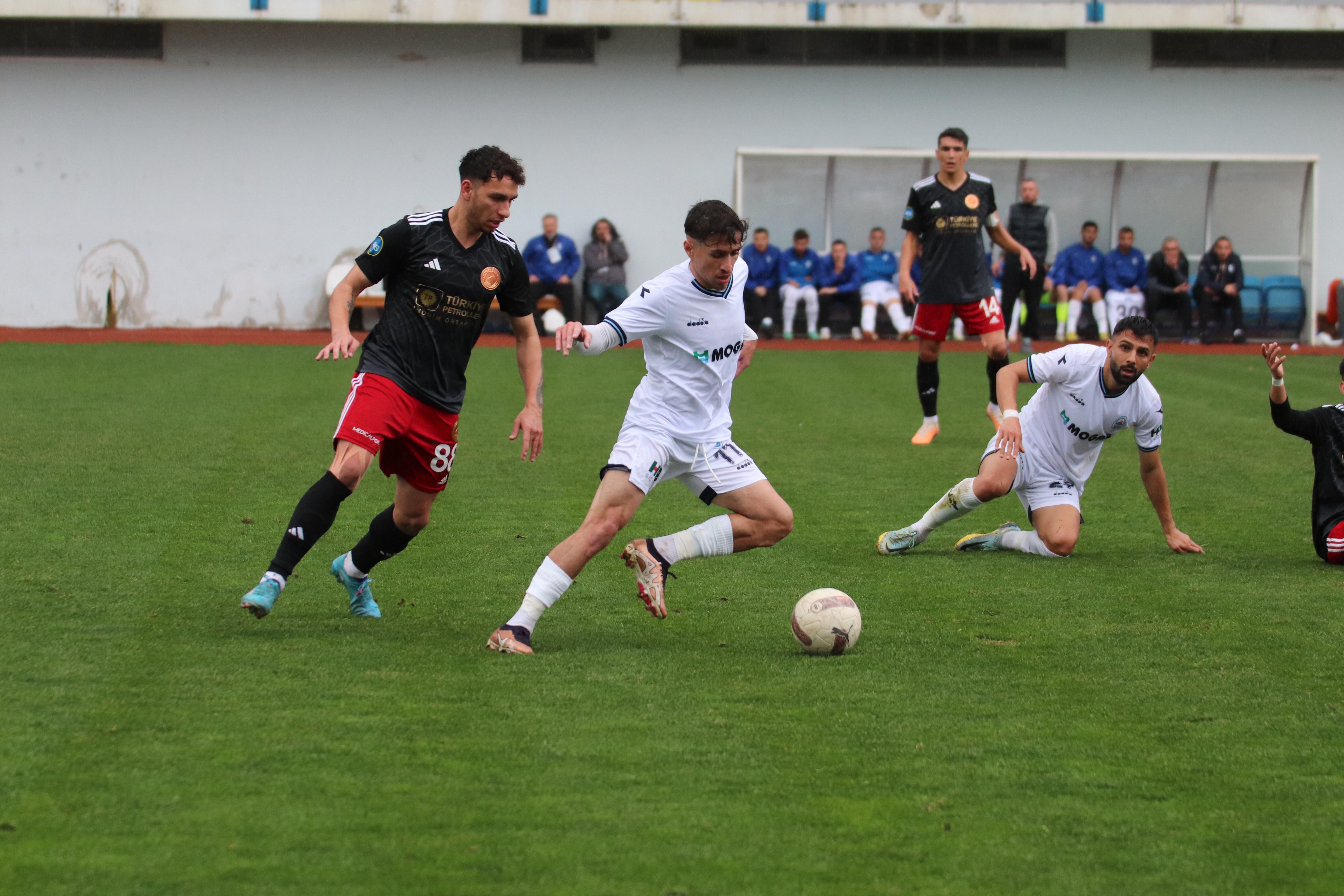 TFF 3. LİG 2. GRUPTA MÜCADELE VEREN RİZE TEMSİLCİSİ PAZARSPOR EVİNDE BATMAN PETROLSPOR'A 1 - 0 MAĞLUP OLDU