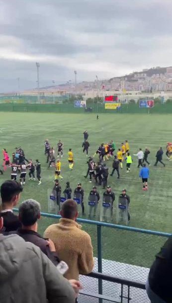 TRABZON'DA DÜN ARSİNSPOR İLE ÇAYELİSPOR ARASINDA OYNANAN BAL MÜSABAKASINDA KAVGA ÇIKTI. İKİ TAKIMIN NEREDEYSE TÜM OYUNCULARIN DAHİL OLDUĞU KAVGADA, TEKNİK EKİP VE YÖNETİCİLER KAVGAYI AYIRMAKTA GÜÇLÜK ÇEKTİ
