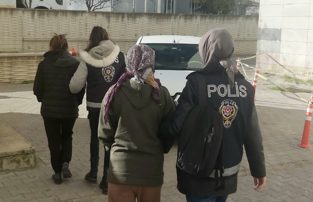 SAMSUN'DA EVLERDEN HIRSIZLIK SUÇUNDAN ARANAN 2 KADIN 20 YAŞINDA P.S. VE 17 YAŞINDA H.Y. , HIRSIZLIK YAPMAK İÇİN GİRDİKLERİ BİNADA YAKALANDILAR