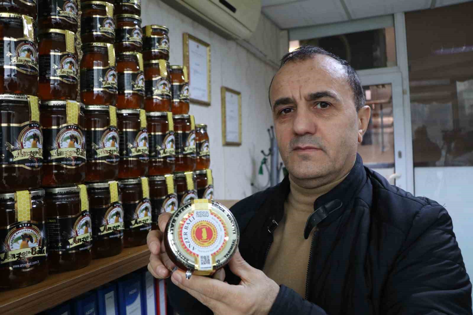 COĞRAFİ İŞARETLİ OLARAK TESCİLLENEN ANZER BALI'NIN KAVANOZLARA DOLUMLARI GERÇEKLEŞTİREREK SATIŞA SUNULDU. BU YIL ANZER BALININ KİLOGRAM FİYATI 2 BİN 500 LİRADAN SATIŞA ÇIKARILDI
