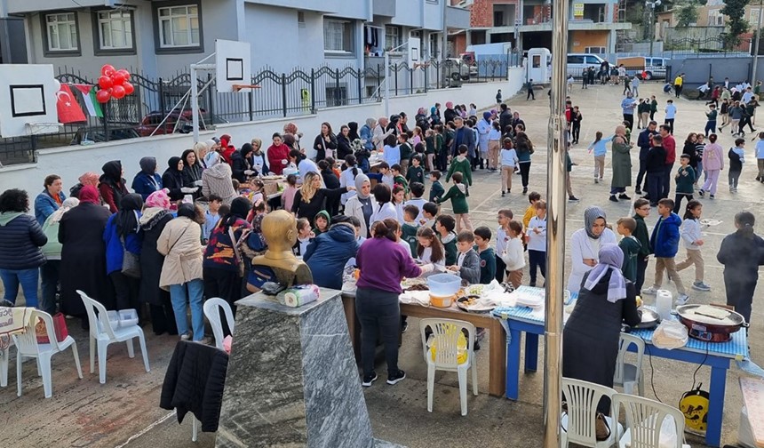 RİZE ÇAY İLKOKULU ÖĞRENCİLERİNDEN FİLİSTİN’E DESTEK KERMESİ’NDE TOPLANAN 60 BİN TÜRK LİRASI FİLİSTİN’E ULAŞTIRILMAK ÜZERE TDV RİZE ŞUBESİNE TESLİM EDİLDİ