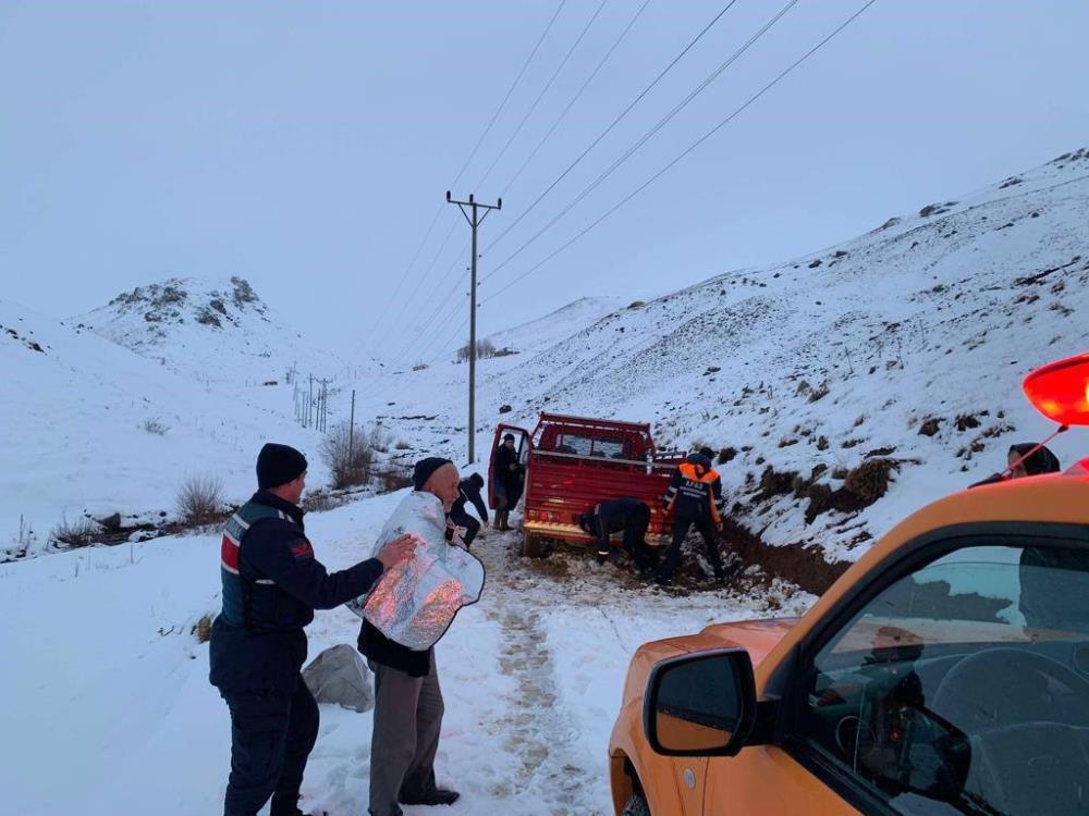 BAYBURT'UN AYDINTEPE İLÇESİNE BAĞLI SORKUNLU KÖYÜ TONHAVİ YAYLASI'NDA MAHSUR KALAN İKİ KİŞİ KURTARILDI