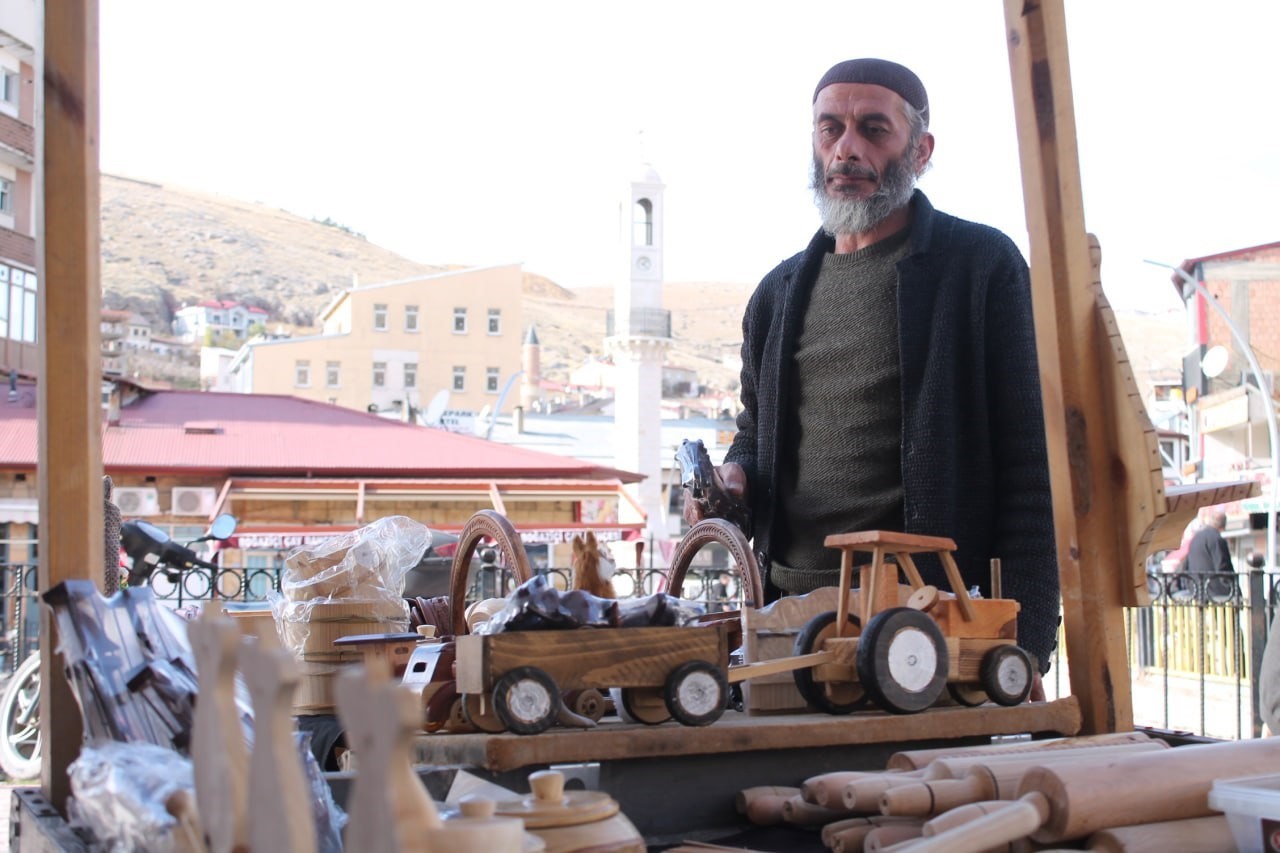 BAYBURT'TA YAŞAYAN MUSTAFA OZULU İSİMLİ VATANDAŞ EMEKLİ OLDUKTAN SONRA, ÇOCUKLUK HAYALİ OLAN AHŞAP İŞİNE GİRDİ