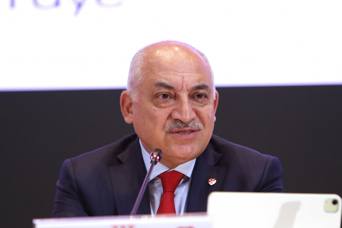 TÜRKİYE FUTBOL FEDERASYONU BAŞKANI MEHMET BÜYÜKEKŞİ, HAKEM HALİL UMUT MELER'E YÖNELİK SALDIRI SONRASI ERTELENEN LİG MAÇLARININ 19 ARALIK SALI GÜNÜ YENİDEN BAŞLAYACAĞINI BİLDİRDİ