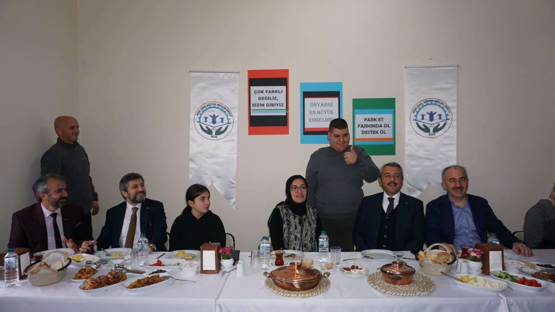 RİZE ÖZEL EĞİTİM MESLEK OKULUNDA İHSAN SELİM BAYDAŞ, BELEDİYE BAŞKANI SRAHMİ METİN, HAYAT BOYU ÖĞRENME GENEL MÜDÜRÜ CENGİZ METE VE MİLLİ EĞİTİM MÜDÜRÜ YUSUF TÜFEKÇİ, ÖĞRENCİLERİMİZLE BİR ARAYA GELDİ