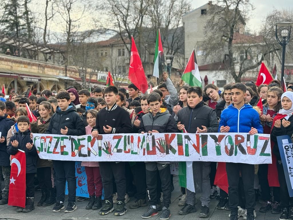 SAMSUN'UN LADİK İLÇESİNDE İMAM HATİP ORTAOKULU ÖĞRENCİLERİ, FİLİSTİN İÇİN DESTEK YÜRÜYÜŞÜ GERÇEKLEŞTİRDİ