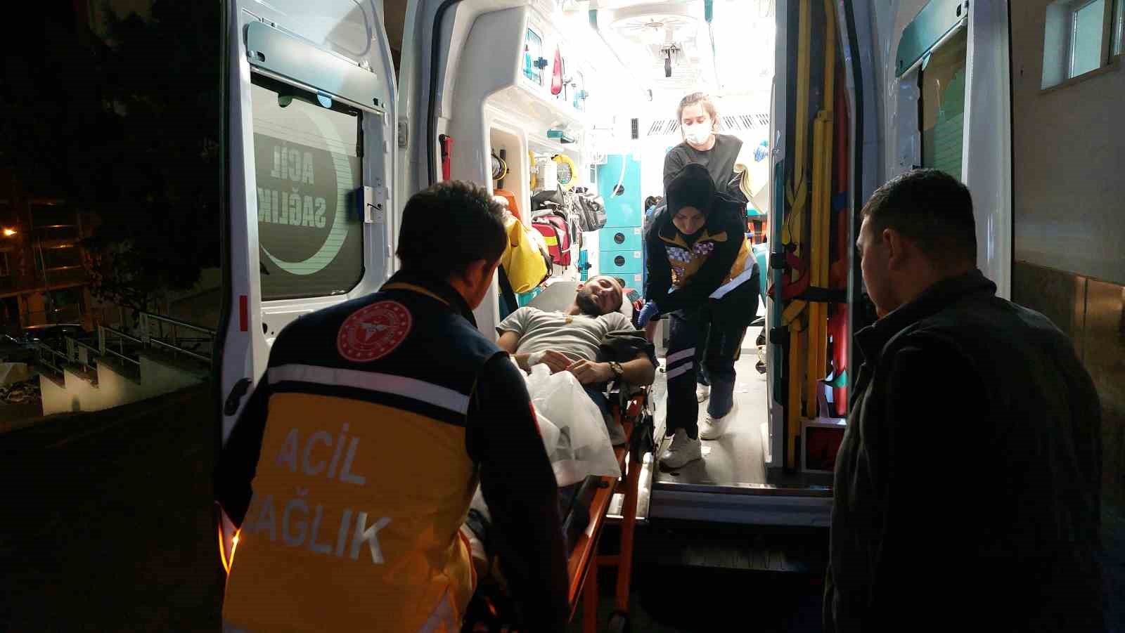 SAMSUN'UN İLKADIM İLÇESİ KARADENİZ MAHALLESİ İNCE SOKAK ÜZERİNDE POMPALI TÜFEKLİ SALDIRIYA UĞRAYAN 3 KİŞİ YARALANDI. OLAY’A KARIŞAN 3 KİŞİ POLİS TARAFINDAN POMPALI TÜFEKLE BİRLİKTE YAKALANARAK GÖZALTINA ALINDI