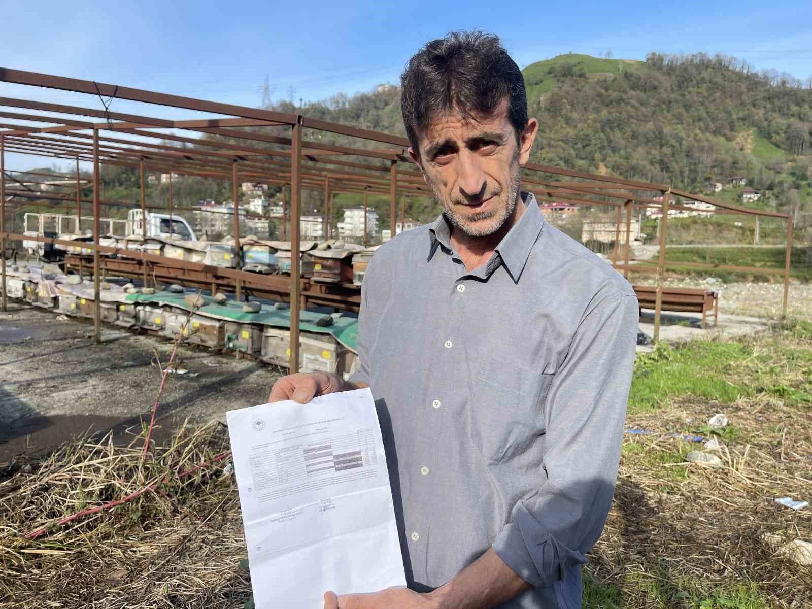 RİZELİ ARICI MAHMUT ATABAY, ARILARIN KAFKAS ARISI DEĞİL DENİLEREK ARDAHAN VE ARTVİN’DEN ÇIKARTILMIŞTI. ARILARININ "KAFKAS ARISI" OLDUĞU GERÇEĞİNİ KANITLADI.ÖLEN ARILARININ ZARARINI KARŞILAMAK İÇİN HUKUK MÜCADELES