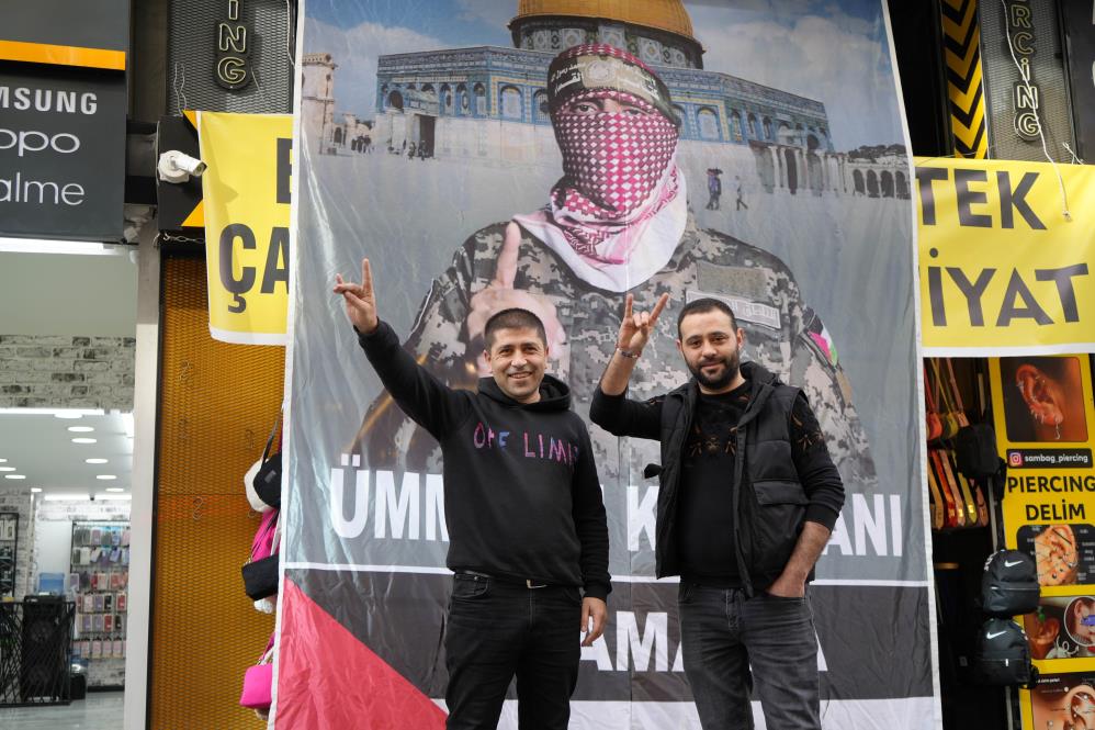 SAMSUN’DA ÜMİT ÖZDAĞ’A KASSAM TUGAYLARI SÖZCÜSÜ EBU UBEYDE'NİN RESMİNİN OLDUĞU POSTER İLE TEPKİ GÖSTERDİ