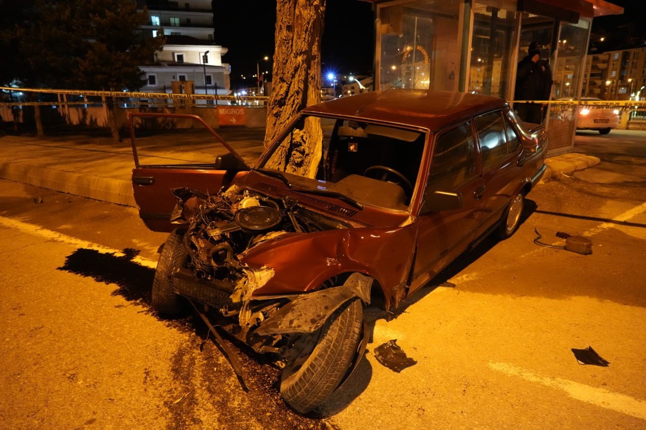 BAYBURT'TA GECE SAATLERİNDE TRAFİK KAZASI MEYDANA GELDİ. ERZURUM YOLU ÜZERİ, YENİ ŞEHİR PARKI ÖNÜNDE YAŞANAN KAZADA 1 KİŞİ ÖLDÜ, 1 KİŞİ İSE AĞIR YARALANDI
