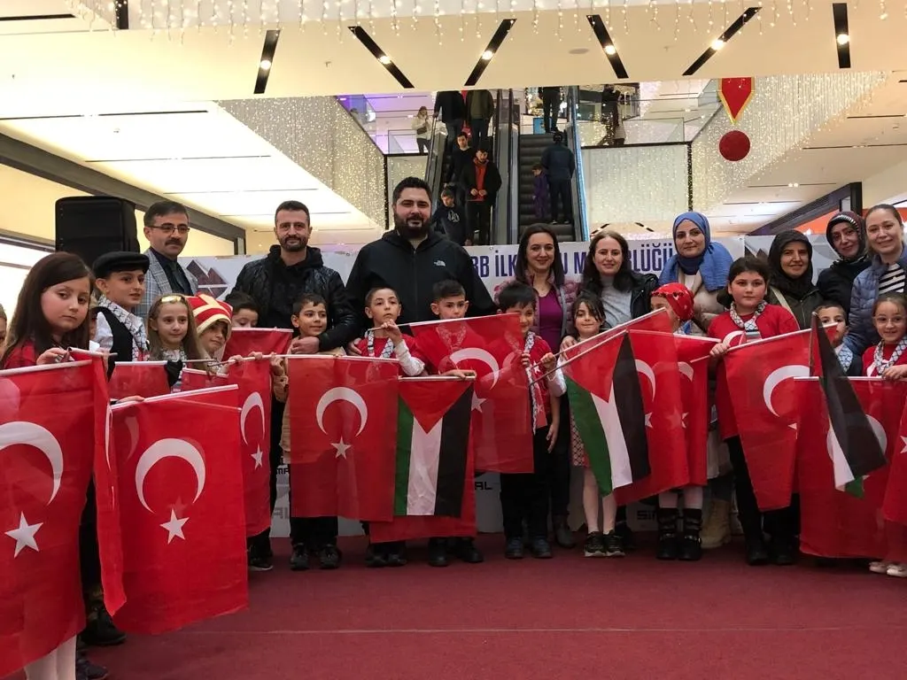 RİZE TÜRKİYE ODALAR BORSALAR BİRLİĞİ İLKOKULU 2-H SINIFI ÖĞRENCİLERİ SÖZ KONUSU GELECEĞİMİZ İSE BİZ DE VARIZ İSİMLİ RİZE ŞİMAL AVM'DE BİR ŞİİR DİNLETİSİ DÜZENLEDİ