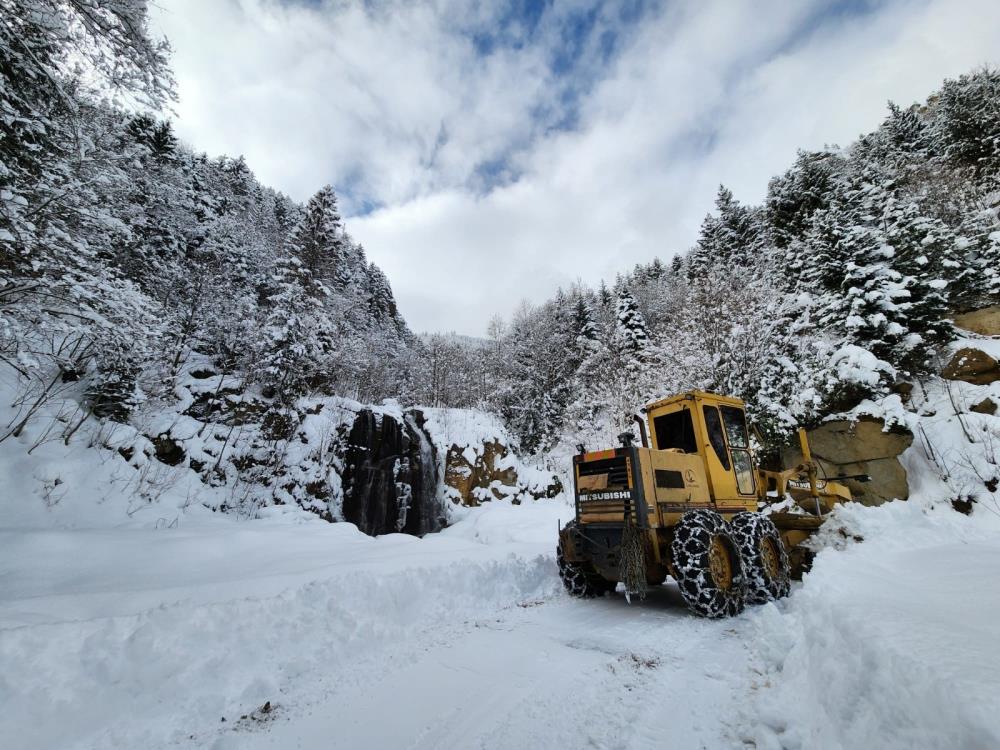 RİZE'DE, KAR YAĞIŞI SEBEBİYLE ULAŞIMIN ENGELLENMESİ NEDENİYLE TOPLAMDA 31 KÖY YOLUNUN KAPANDIĞI BİLDİRİLDİ