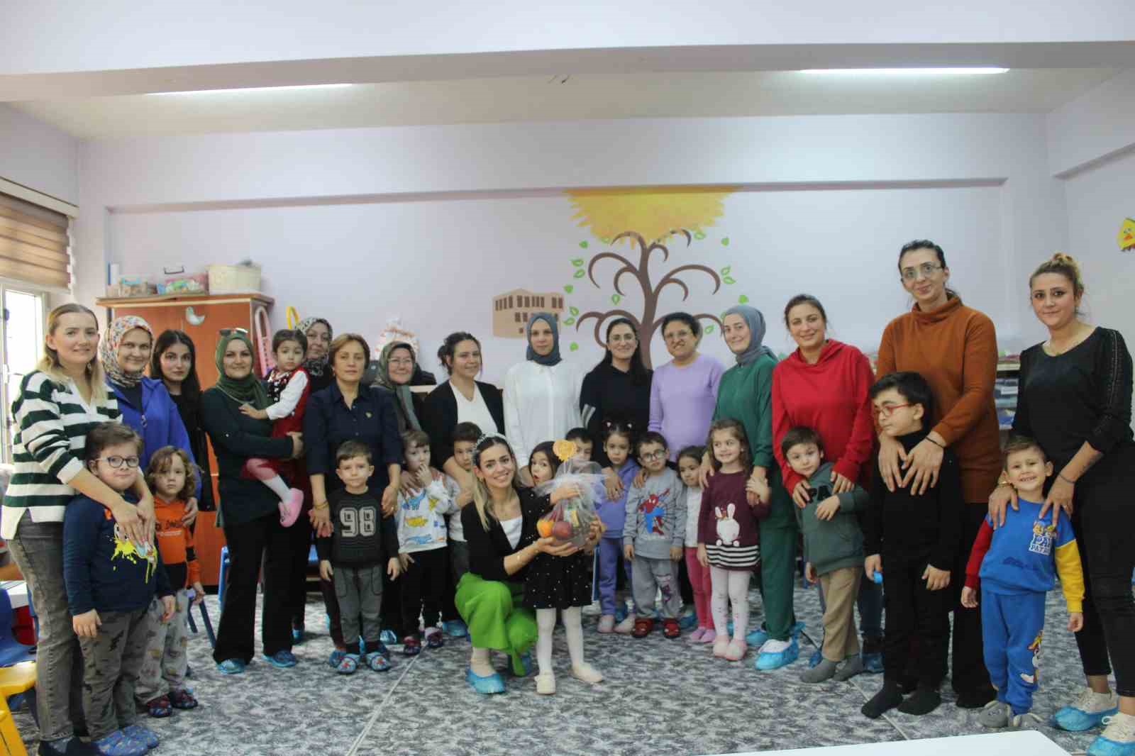 ORDU ÜNYE’DE "TUTUM YATIRIM VE TÜRK MALLARI HAFTASI" KAPSAMINDA AİLELER ARASINDA EN GÜZEL MEYVE TABAĞINI OLUŞTURMA YARIŞMASINDA KATILIMCILAR, YARATICILIKLARINI KONUŞTURARAK MEYVE TABAKLARIYLA KIYASIYA REKABET ETTİL