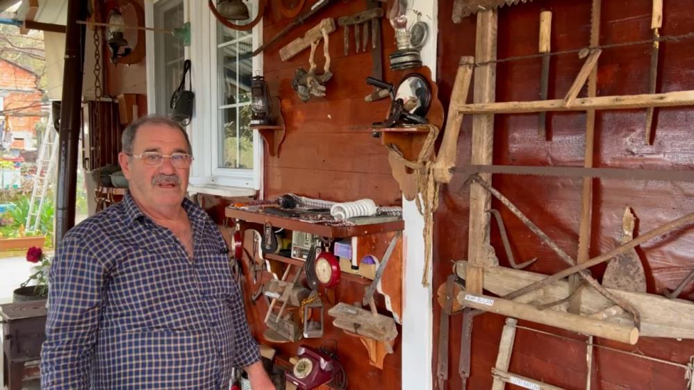 RİZE'DE, GEÇMİŞE AİT KÜLTÜREL ARAÇ VE GEREÇLERİ BİR ARAYA GETİREN KEMAL YAKICI, EVİNDE BU BENZERSİZ KOLEKSİYONUNU SERGİLEYEREK ZİYARETÇİLERE TARİHİ ATMOSFERİ YAŞATIYOR