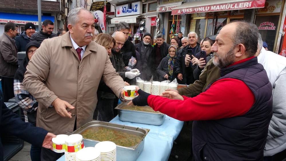 PERŞEMBE BELEDİYESİ'NİN ORGANİZE ETTİĞİ ETKİNLİKTE, VATANDAŞLARA SUNULAN "KARA LAHANA ÇORBASI" BÜYÜK İLGİ GÖRDÜ. SADECE 2 SAAT İÇİNDE, 4 BİN KASE ÇORBA TÜKENEREK ETKİNLİK, MUAZZAM BİR KATILIM VE İLGİYLE KARŞIL