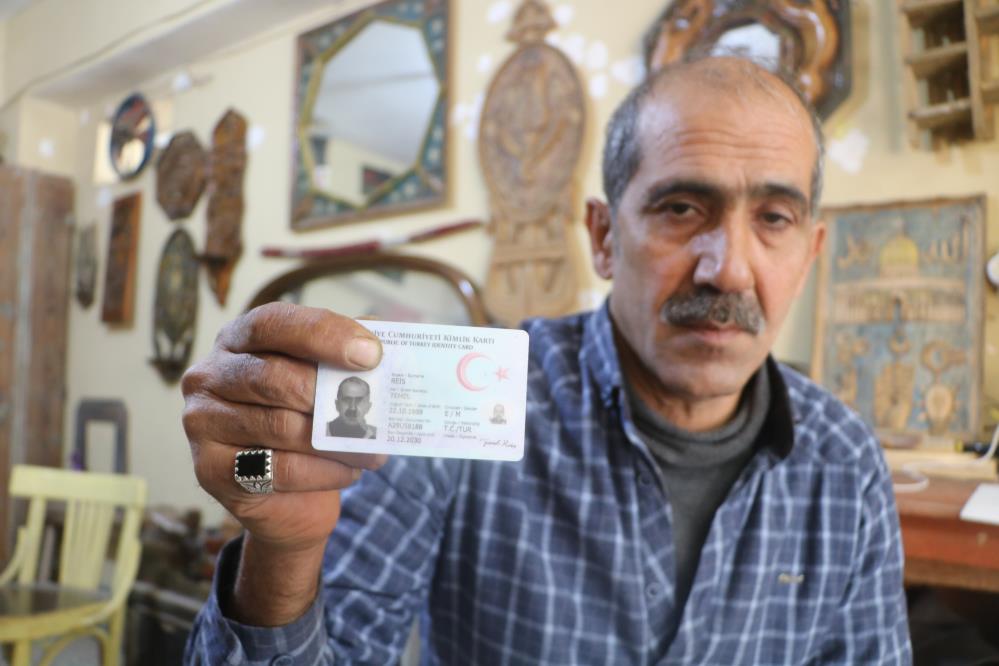 HATAY’IN REYHANLI İLÇESİNDE YAŞAYAN AHŞAP YONTMA USTASI NAZIM YOZGOT LAZLARA OLAN SEVGİSİNDEN DOLAYI 25 YIL ÖNCE İSMİNİ 'TEMEL REİS' OLARAK DEĞİŞTİRDİ