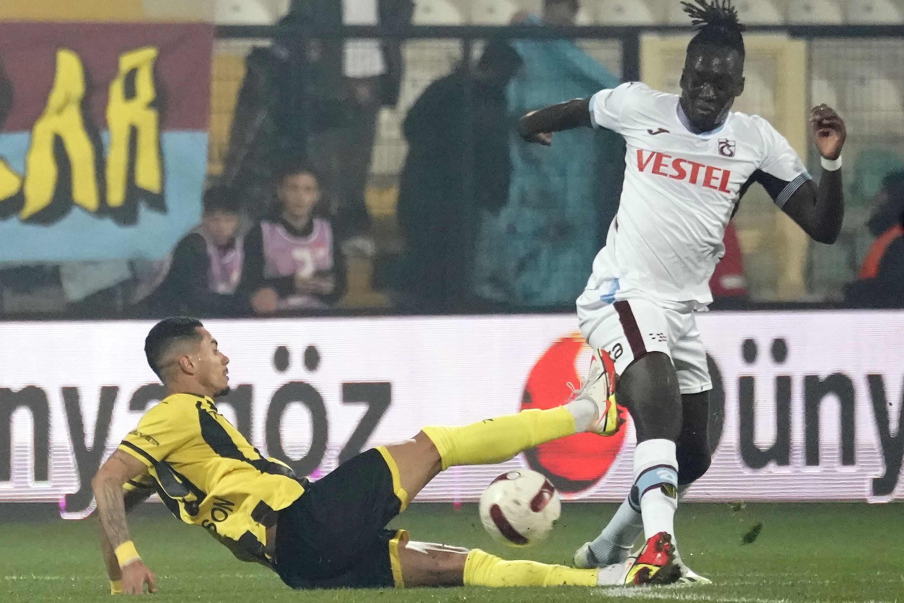 TRENDYOL SÜPER LİG'İN 17. HAFTASINDA OYNANAN İSTANBULSPOR - TRABZONSPOR MAÇINDA İSTANBULSPOR BAŞKANI FAİK SARIALİOĞLU 2 - 1 MAĞLUP DURUMDAYKEN TAKIMI SAHADAN ÇEKTİ