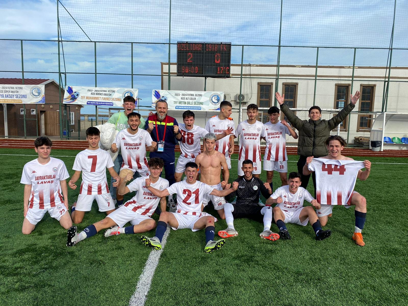 RİZE ÖZEL İDARESPOR U-18 FUTBOL TAKIMI, BÜYÜK BİR BAŞARIYA İMZA ATARAK LİG'İ BİR HAFTA ÖNCESİNDEN NAMAĞLUP ŞAMPİYON TAMAMLADI