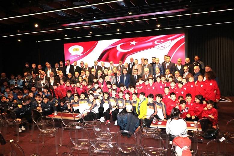 SAMSUN'DA AMATÖR SPOR KULÜPLERİ FEDERASYONU TARAFINDAN DÜZENLENEN ÖDÜL TÖRENİNDE TAKIM VE SPORCULAR ÖDÜLLERİNE KAVUŞTU