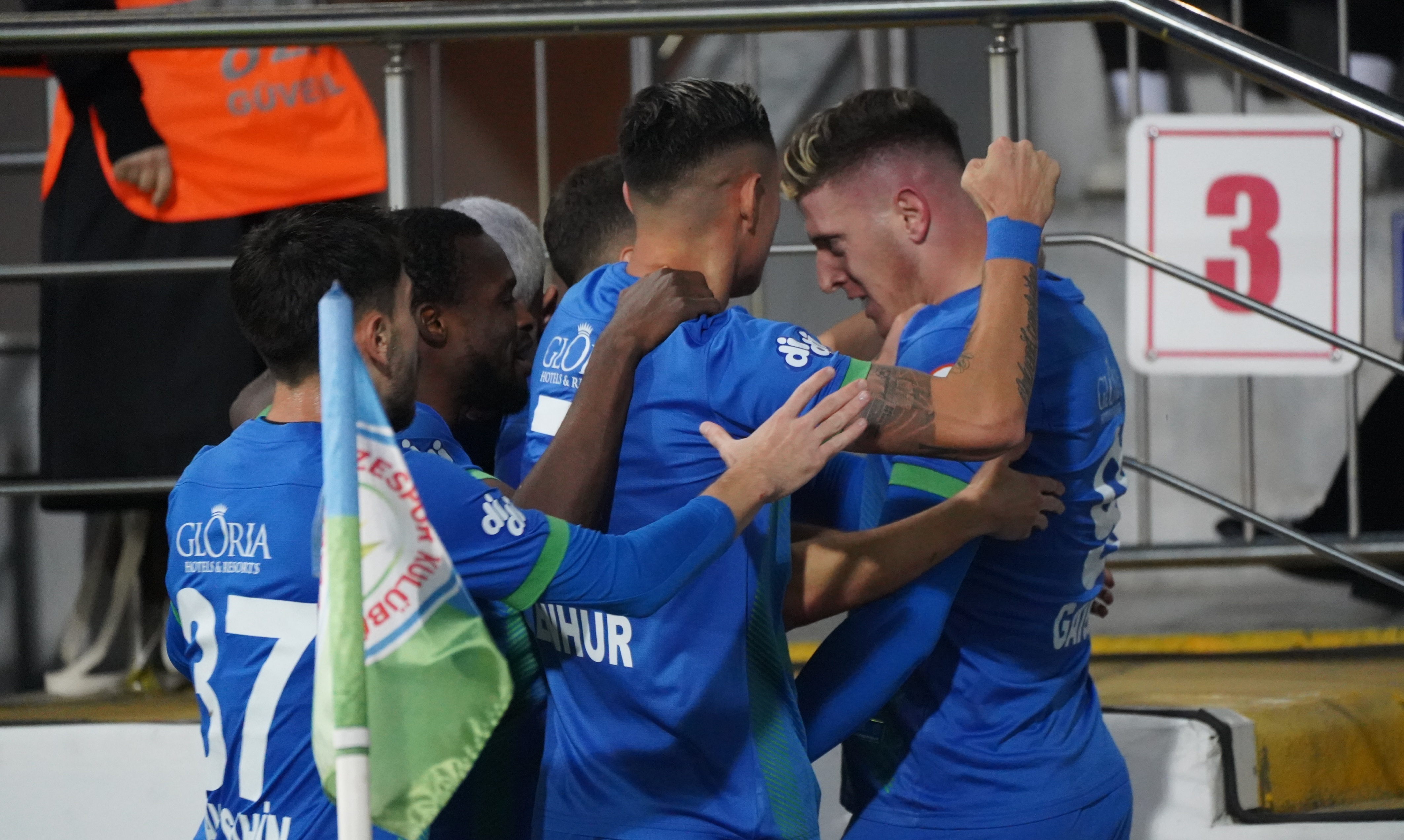 Ç.RİZESPOR GOL OLDU YAĞDI. OLAYLI ANKARAGÜCÜ MAÇININ ARDINDAN PENDİKSPOR'LA KARŞILAŞAN RİZESPOR 5 - 1 GİBİ FARKLI BİR SKORLA 3 PUANI HANESİNE YAZDIRDI